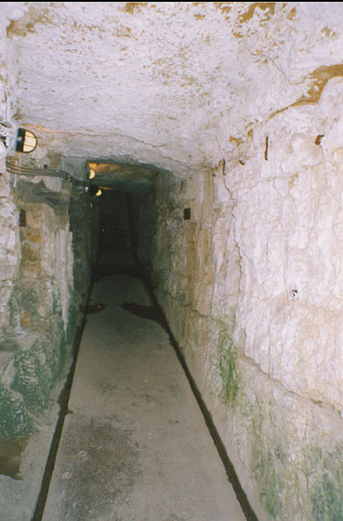 Una delle lunghissime gallerie del forte, perfettamente illuminata