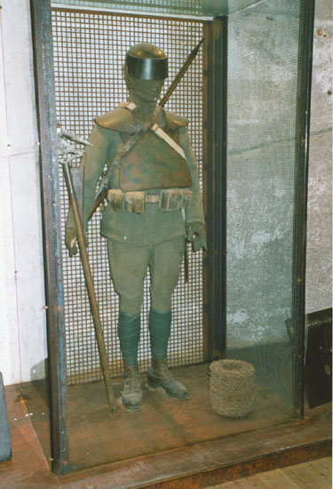 manichino di soldato italiano nel museo del forte