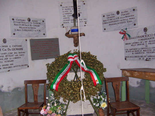 Lapidi commemorative all'interno del Sacello