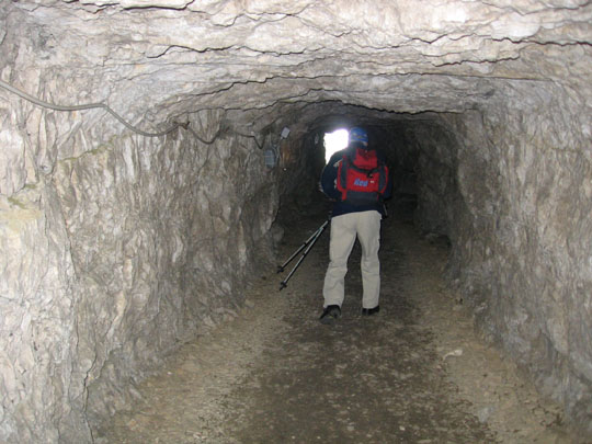 All'interno della lunga caverna con stanze deposito laterali