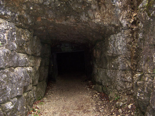 Caverna che ospitava un pezzo di artiglieria da montagna
