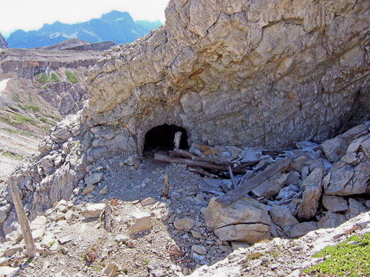 Caverna e resti di legname