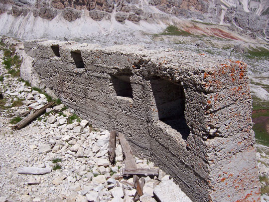 Resti di fortificazioni italiane in cemento armato al Col del Bòs