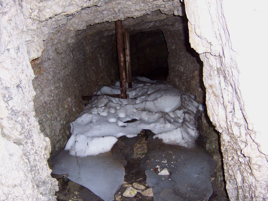 Caverna con ghiaccio e neve (foto scattata ai primi di luglio)