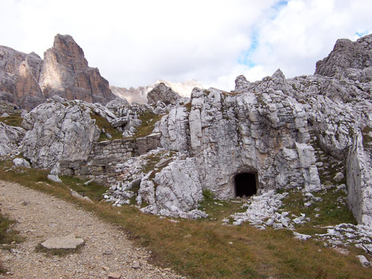 Ci stiamo avvicinando alla base del Castelletto; la prima caverna e muretti di sassi.