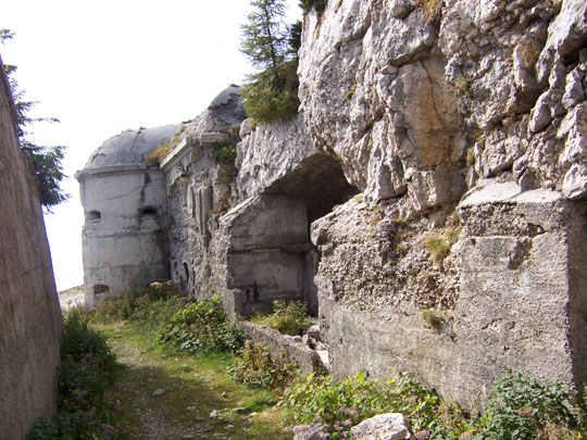 Un passaggio tra il forte e la roccia