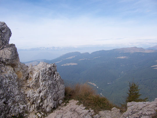 Vista verso il Vezzena; sullo sfondo le Dolomiti del Brenta