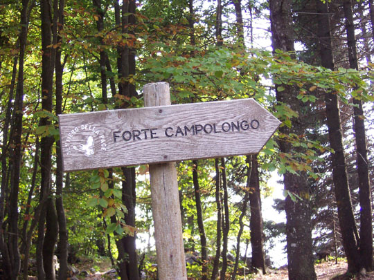 Cartello segnalatore del forte Campolongo