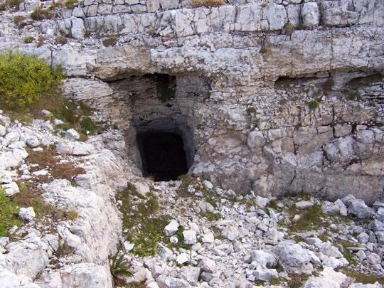 Ortigara: caverna scavata dagli a.u.