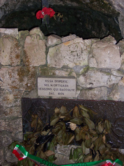 Sacello dove si raccolgono i resti dei Caduti dell'Ortigara.