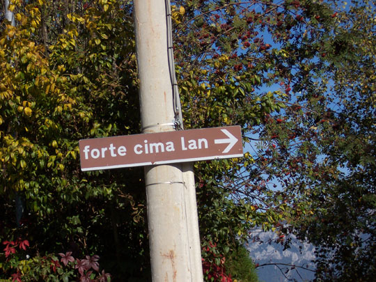Cartello segnalatore per il forte Cima Lan