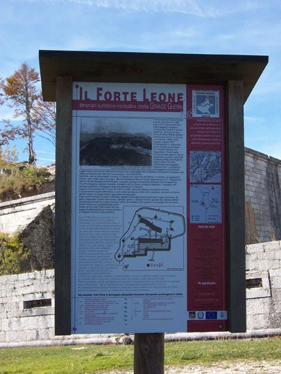 Cartello che illustra la storia del forte Leone
