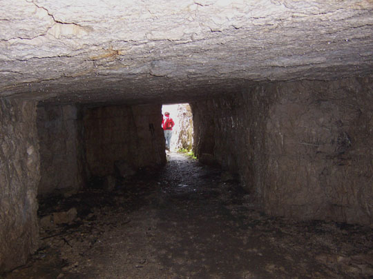 Dall'interno di una caverna