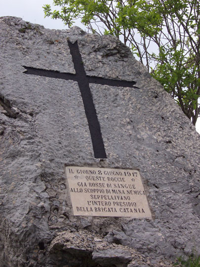roccia con croce e targa a ricordo dei Caduti della Brigata Catania